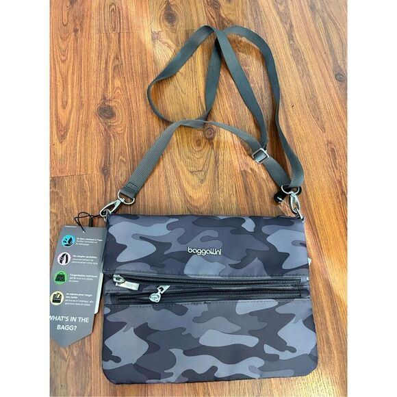 NWT Baggallini gray camo Crossbody flip zip bag - Picture 1 of 5